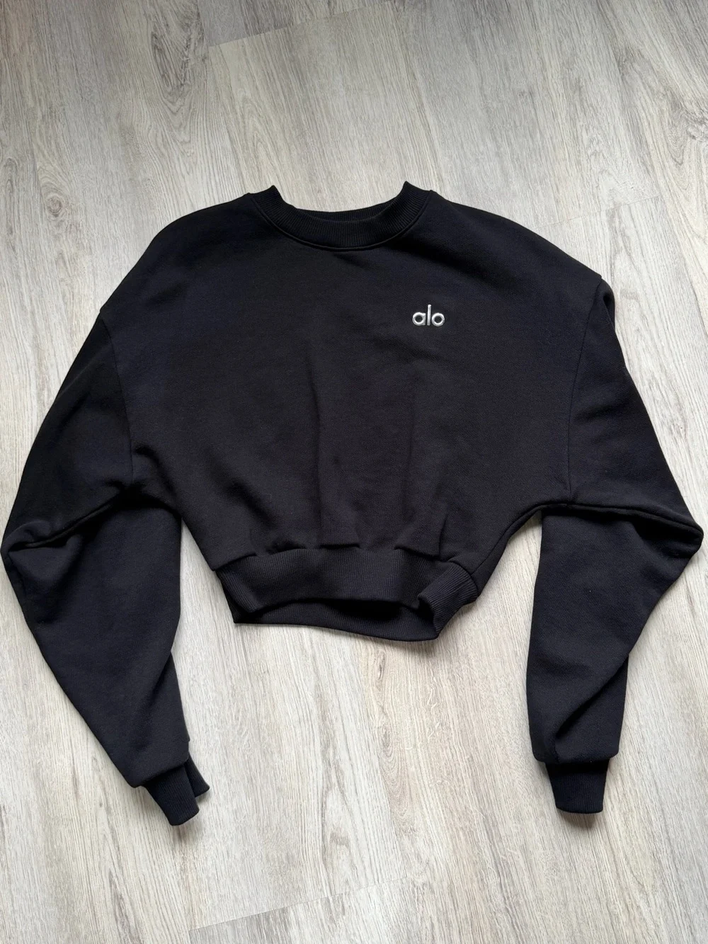 ALO Yoga - Cropped Accolade Crewneck Sweatshirt in Black - size XXS
